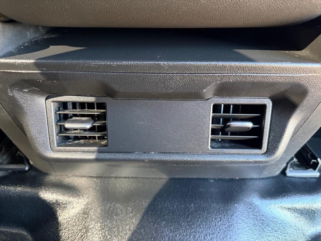 Chevrolet Silverado 2500HD Vehicle Full-screen Gallery Image 34