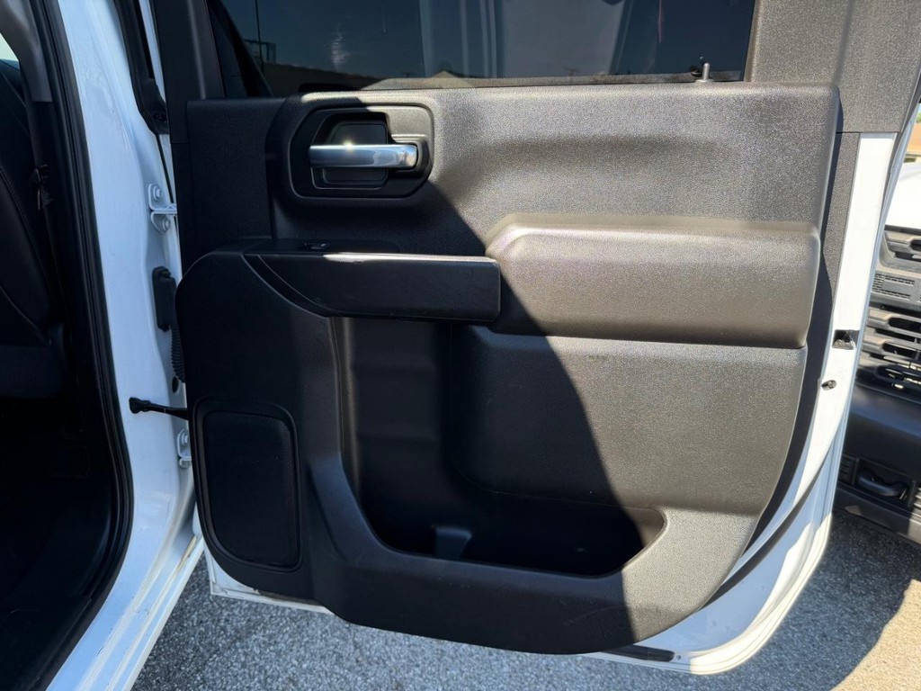 Chevrolet Silverado 2500HD Vehicle Full-screen Gallery Image 35