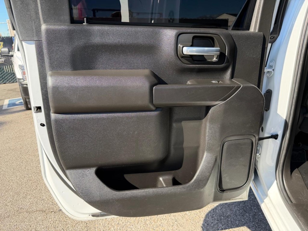 Chevrolet Silverado 2500HD Vehicle Full-screen Gallery Image 37