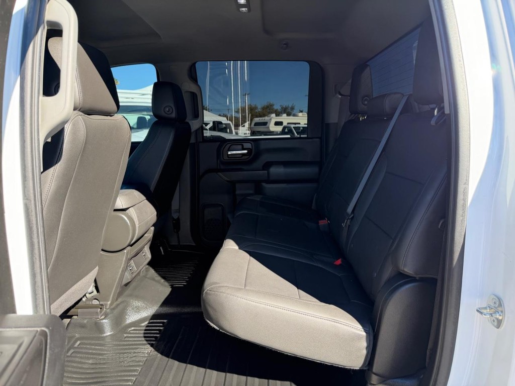 Chevrolet Silverado 2500HD Vehicle Full-screen Gallery Image 38