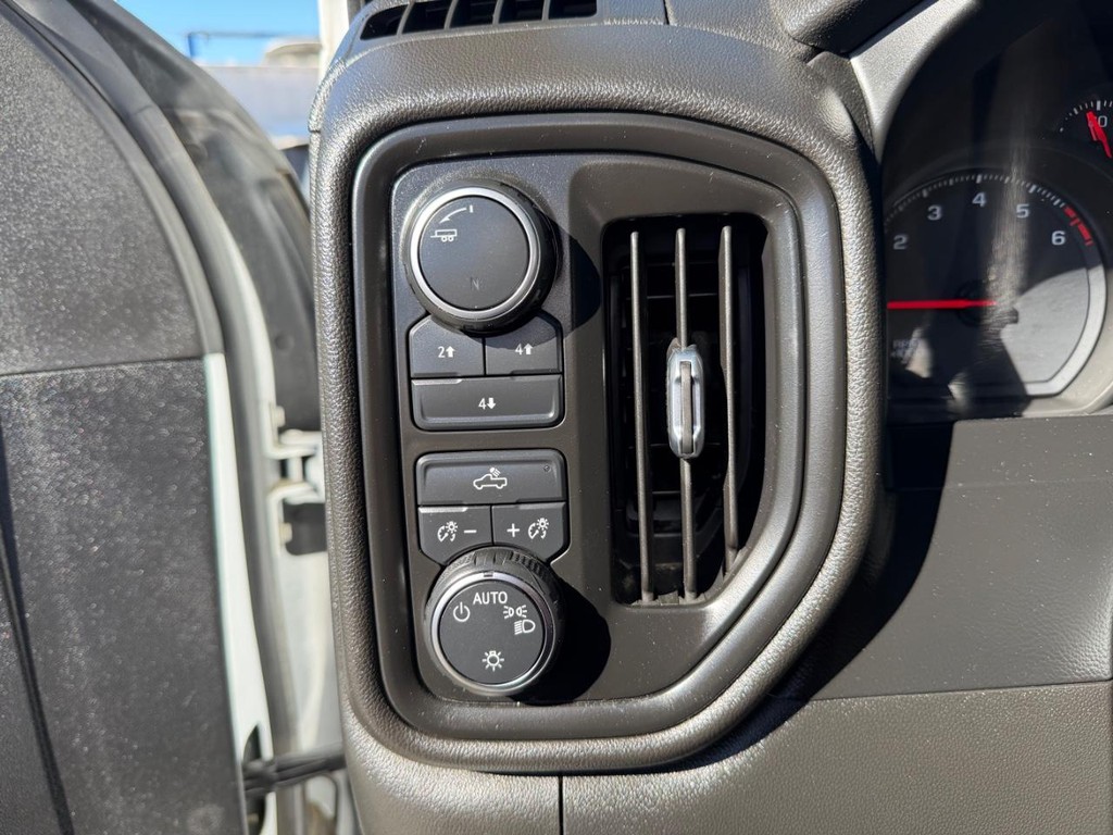 Chevrolet Silverado 2500HD Vehicle Full-screen Gallery Image 41