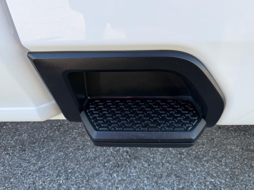 Chevrolet Silverado 2500HD Vehicle Full-screen Gallery Image 44