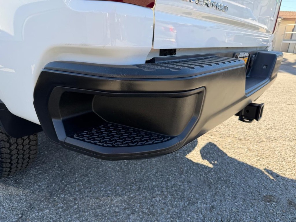 Chevrolet Silverado 2500HD Vehicle Full-screen Gallery Image 45