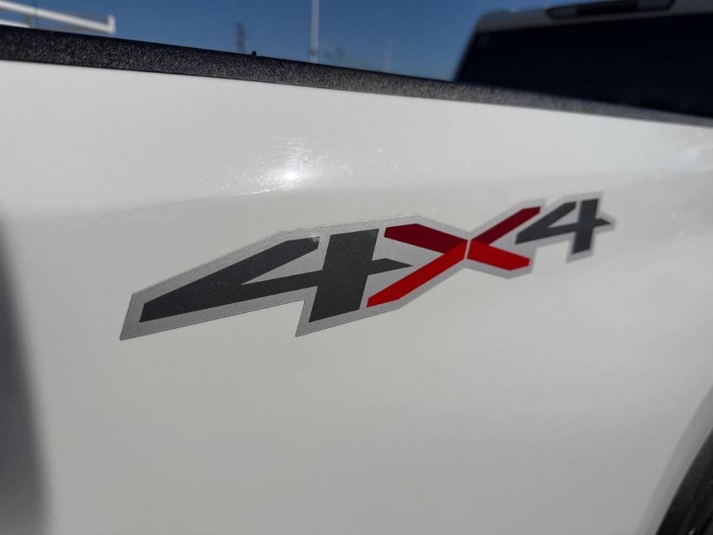 Chevrolet Silverado 2500HD Vehicle Full-screen Gallery Image 46