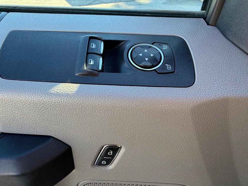 Ford F-150 Vehicle Full-screen Gallery Image 29