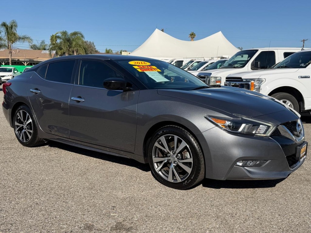 Nissan Maxima Vehicle Full-screen Gallery Image 03