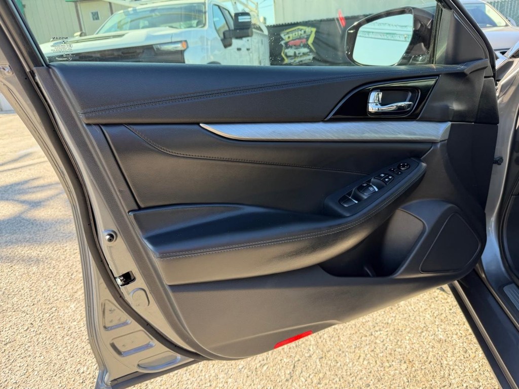 Nissan Maxima Vehicle Full-screen Gallery Image 15