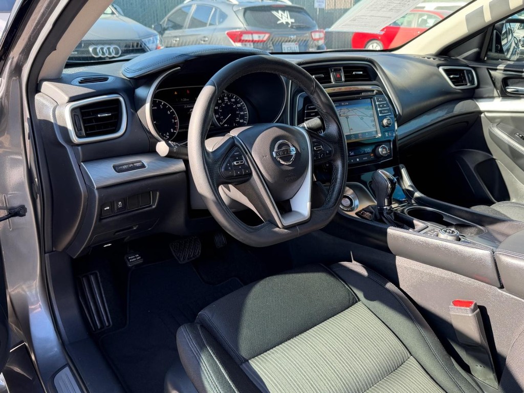 Nissan Maxima Vehicle Full-screen Gallery Image 16