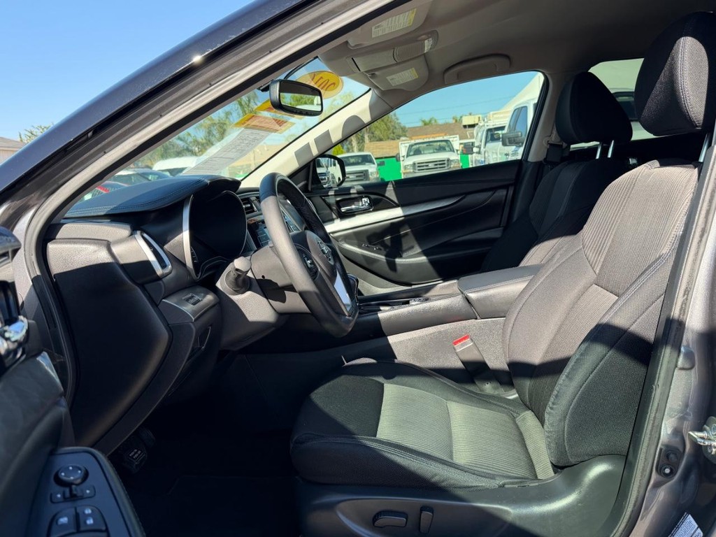 Nissan Maxima Vehicle Full-screen Gallery Image 17