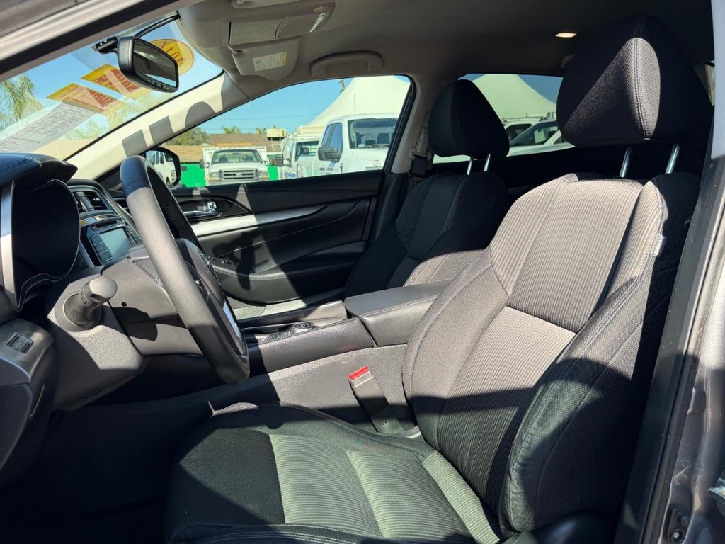 Nissan Maxima Vehicle Full-screen Gallery Image 18