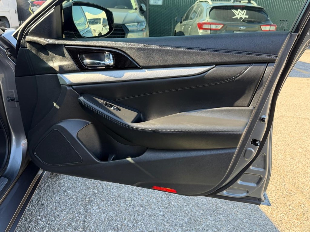 Nissan Maxima Vehicle Full-screen Gallery Image 19