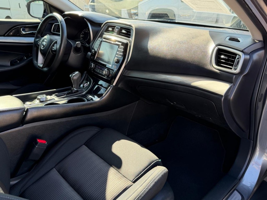 Nissan Maxima Vehicle Full-screen Gallery Image 20
