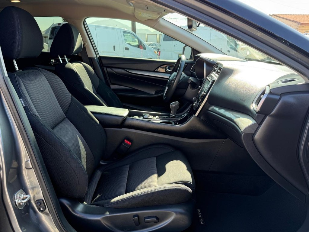 Nissan Maxima Vehicle Full-screen Gallery Image 21