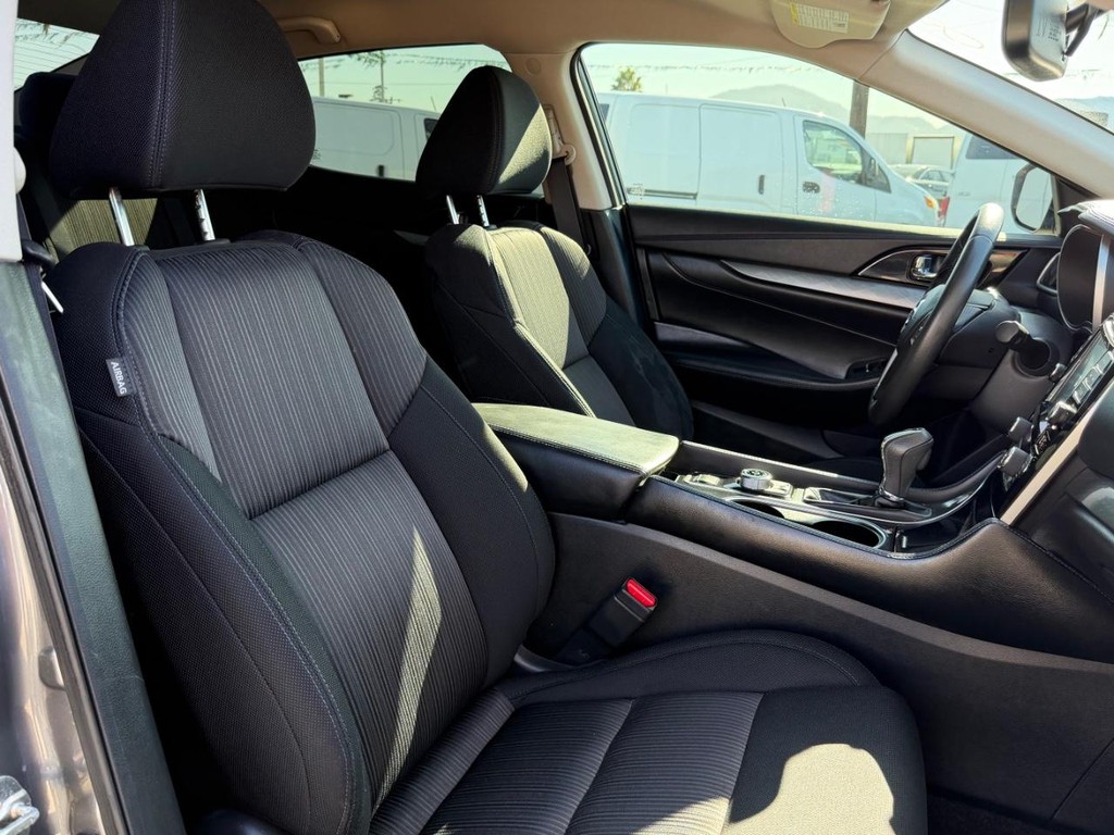 Nissan Maxima Vehicle Full-screen Gallery Image 22
