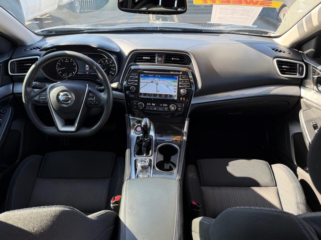 Nissan Maxima Vehicle Full-screen Gallery Image 23