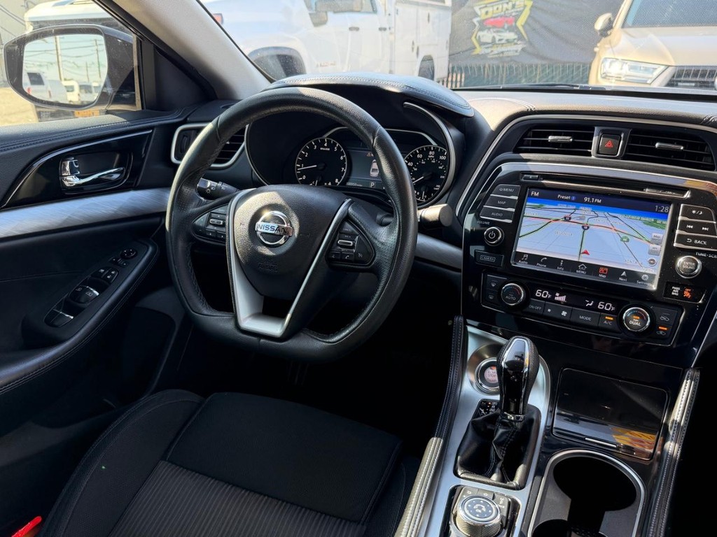 Nissan Maxima Vehicle Full-screen Gallery Image 24