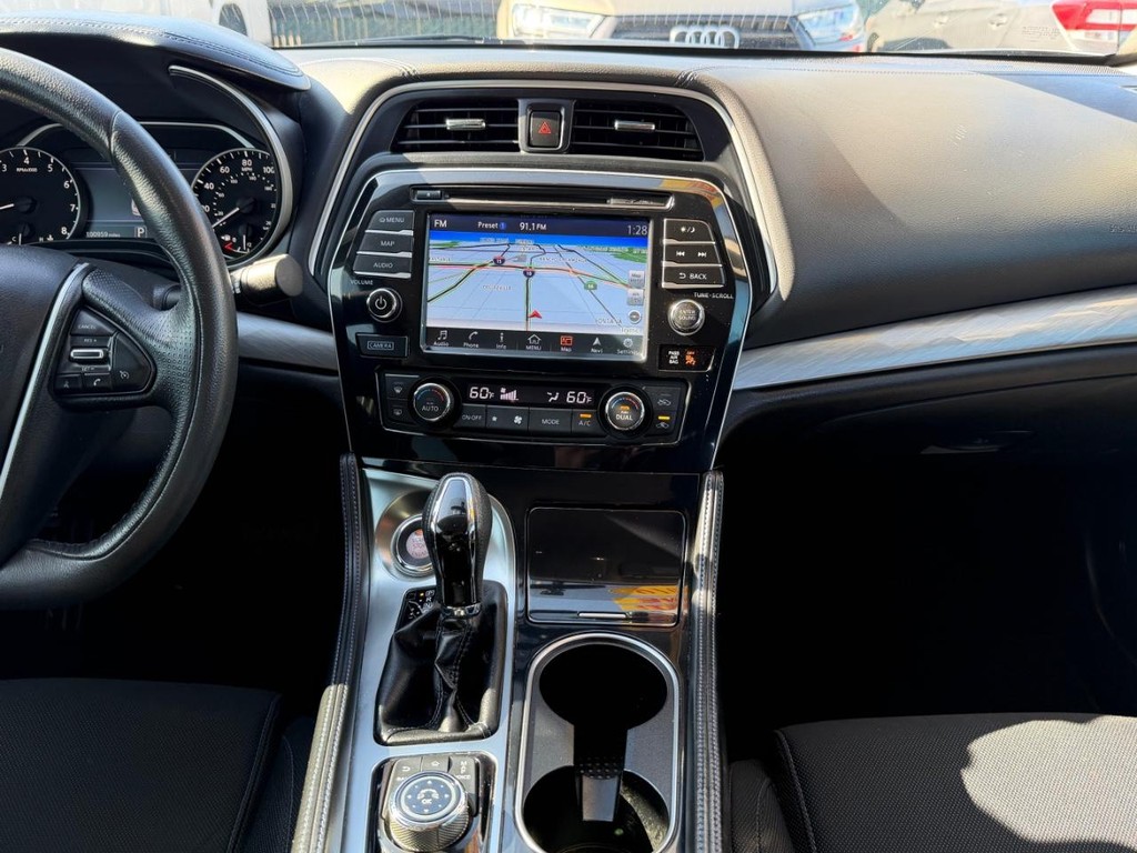 Nissan Maxima Vehicle Full-screen Gallery Image 25