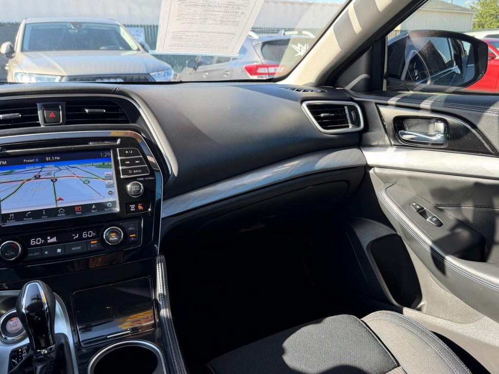 Nissan Maxima Vehicle Full-screen Gallery Image 26