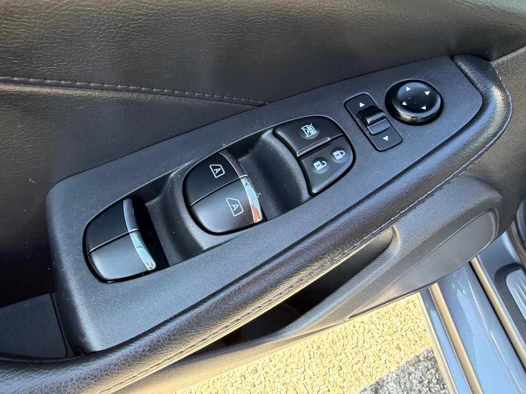 Nissan Maxima Vehicle Full-screen Gallery Image 31