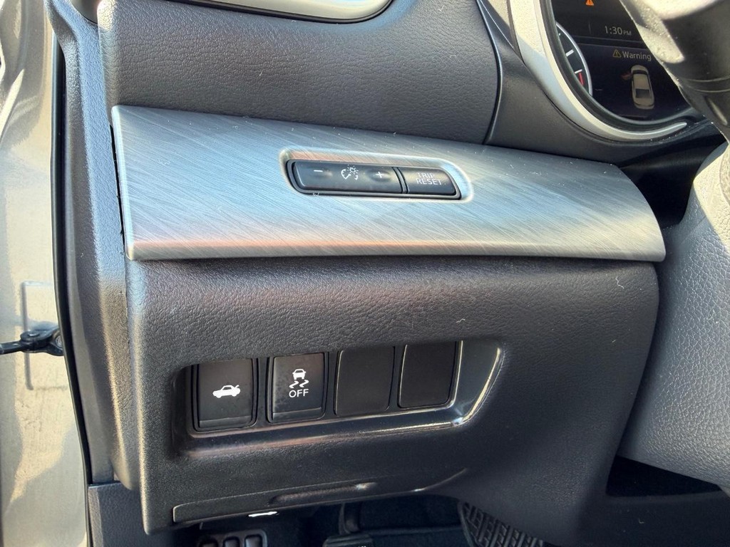 Nissan Maxima Vehicle Full-screen Gallery Image 32