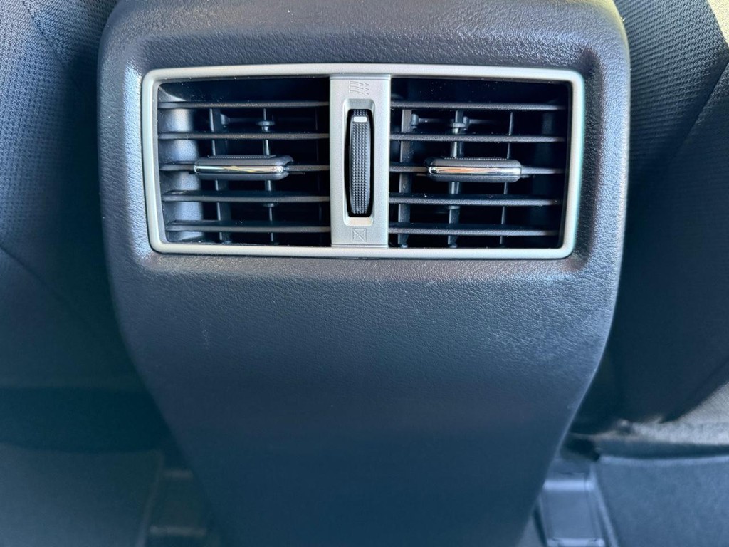 Nissan Maxima Vehicle Full-screen Gallery Image 36