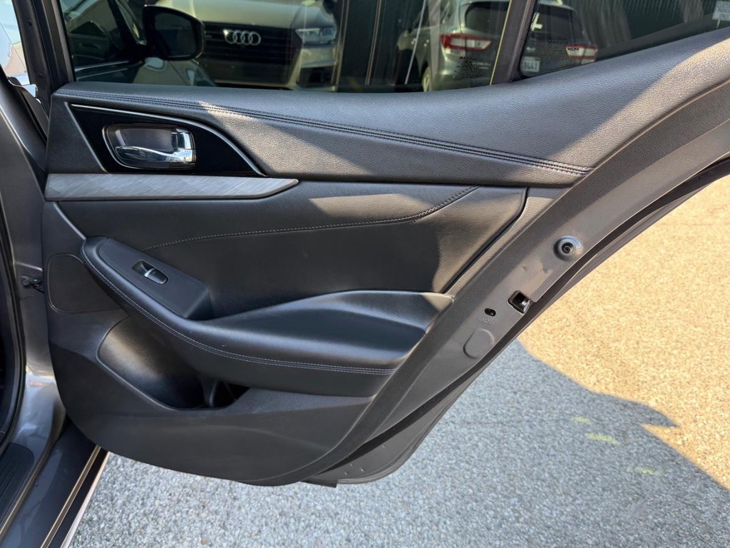 Nissan Maxima Vehicle Full-screen Gallery Image 37