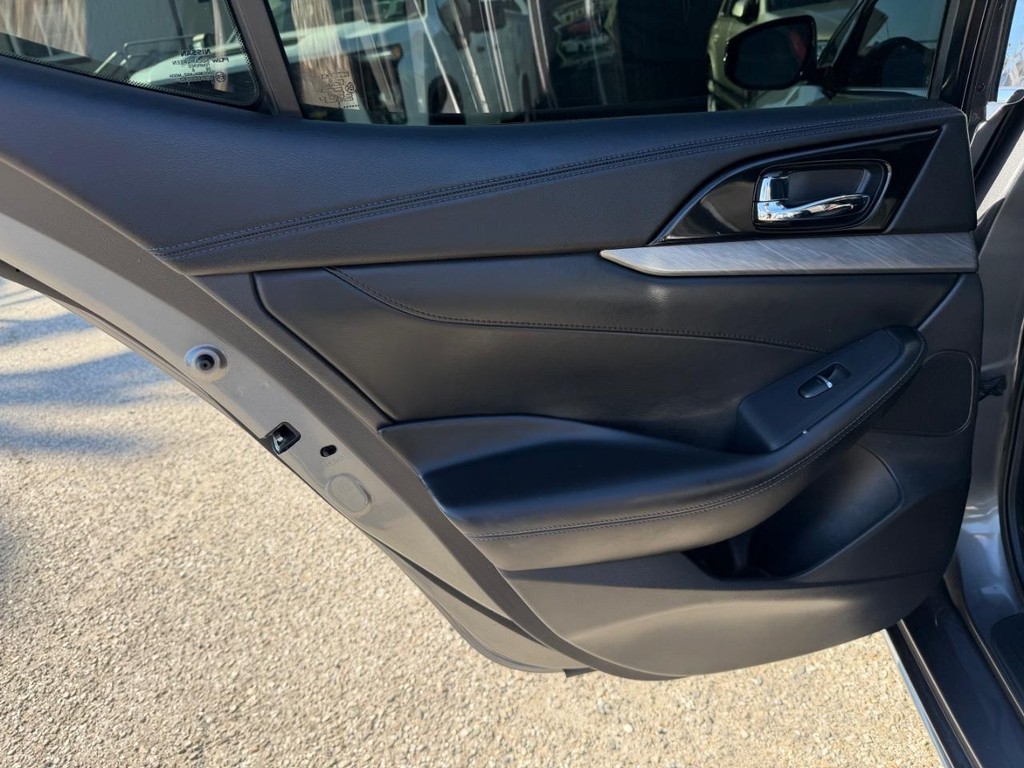Nissan Maxima Vehicle Full-screen Gallery Image 39