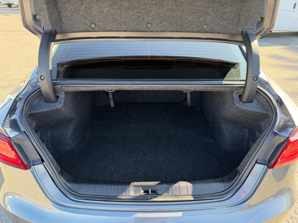 Nissan Maxima Vehicle Full-screen Gallery Image 43