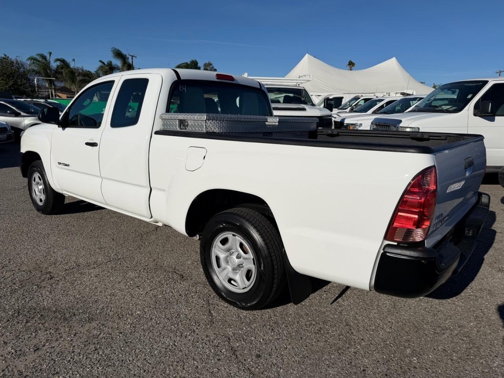 Toyota Tacoma Vehicle Full-screen Gallery Image 08