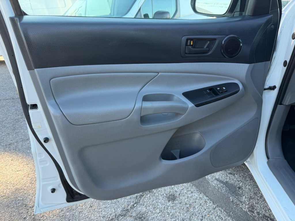 Toyota Tacoma Vehicle Full-screen Gallery Image 14