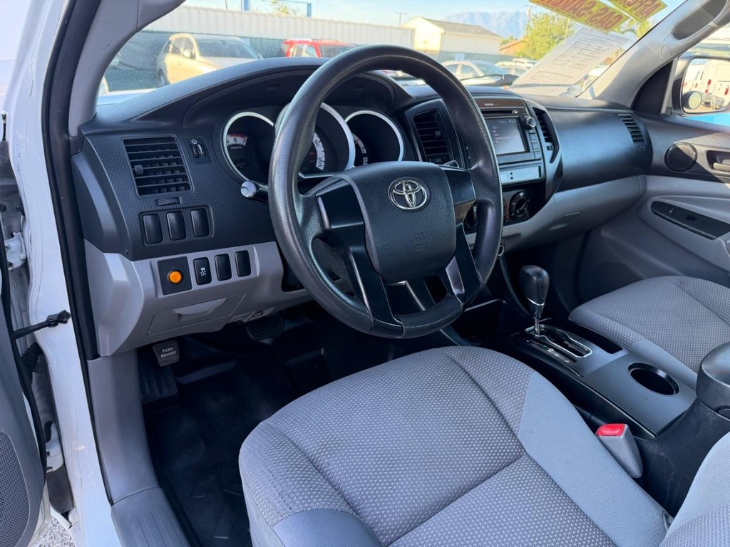 Toyota Tacoma Vehicle Full-screen Gallery Image 15