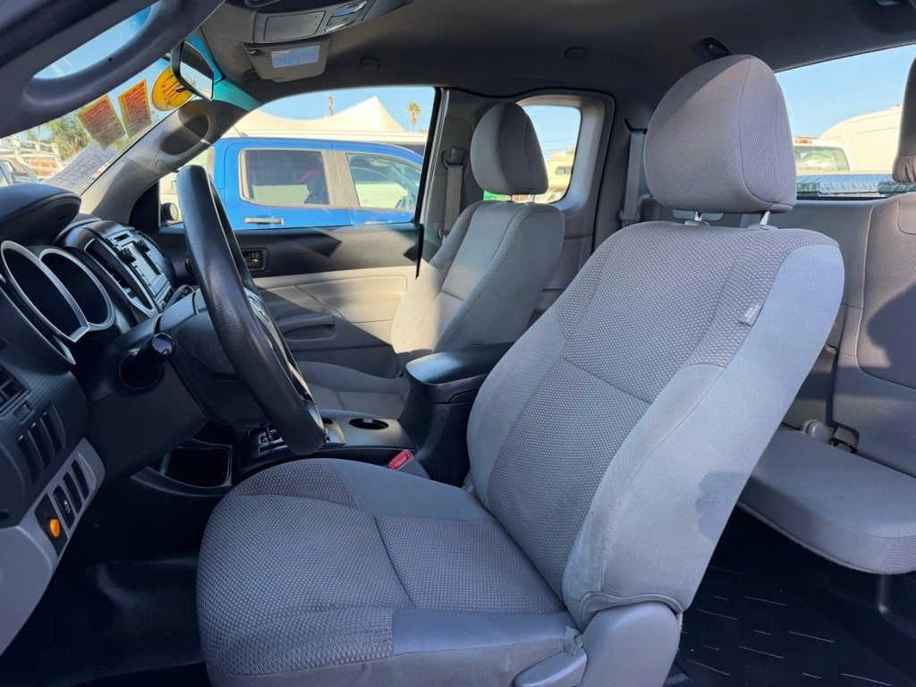 Toyota Tacoma Vehicle Full-screen Gallery Image 17