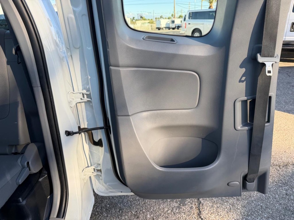 Toyota Tacoma Vehicle Full-screen Gallery Image 18