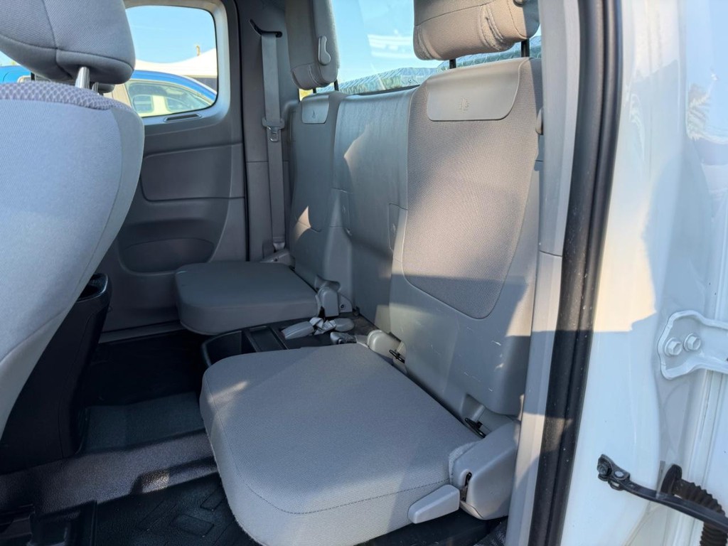 Toyota Tacoma Vehicle Full-screen Gallery Image 19