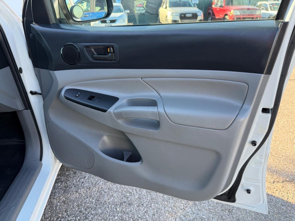 Toyota Tacoma Vehicle Full-screen Gallery Image 20