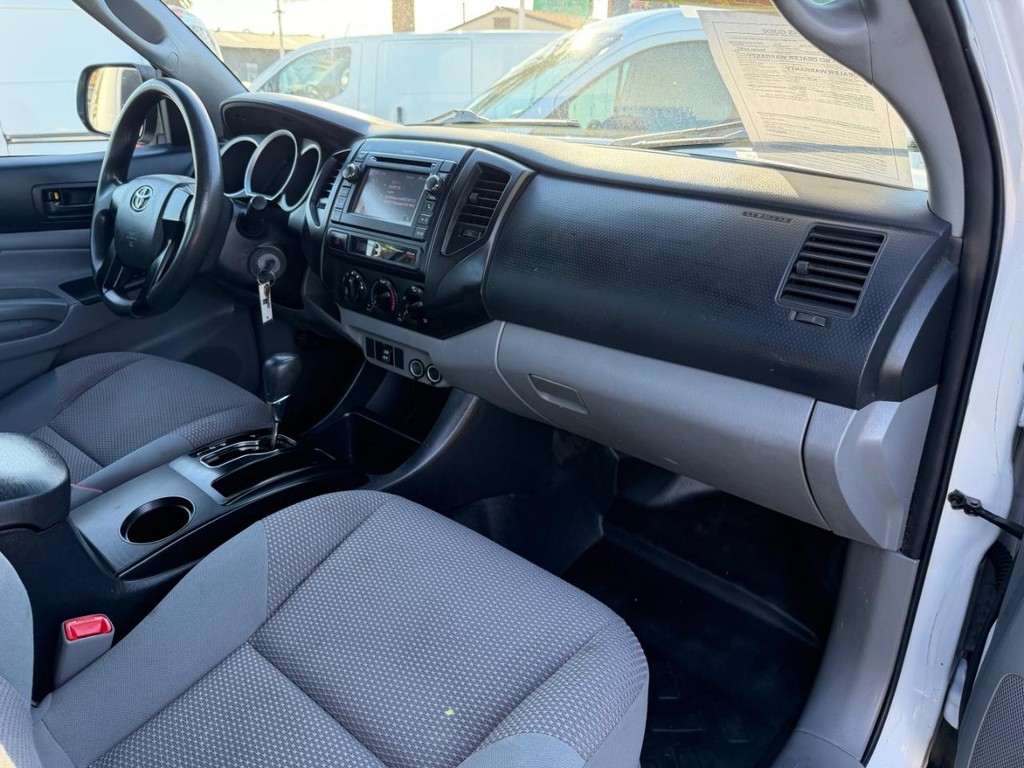 Toyota Tacoma Vehicle Full-screen Gallery Image 21