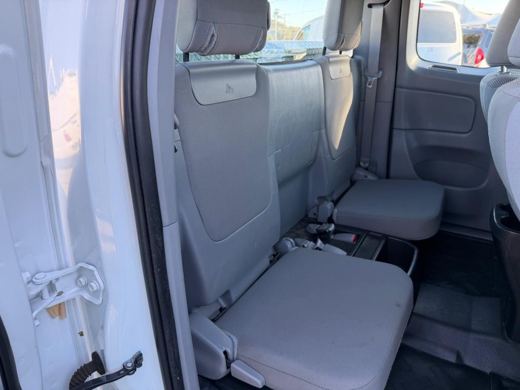 Toyota Tacoma Vehicle Full-screen Gallery Image 25