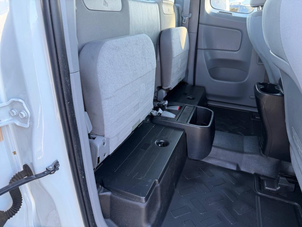 Toyota Tacoma Vehicle Full-screen Gallery Image 26