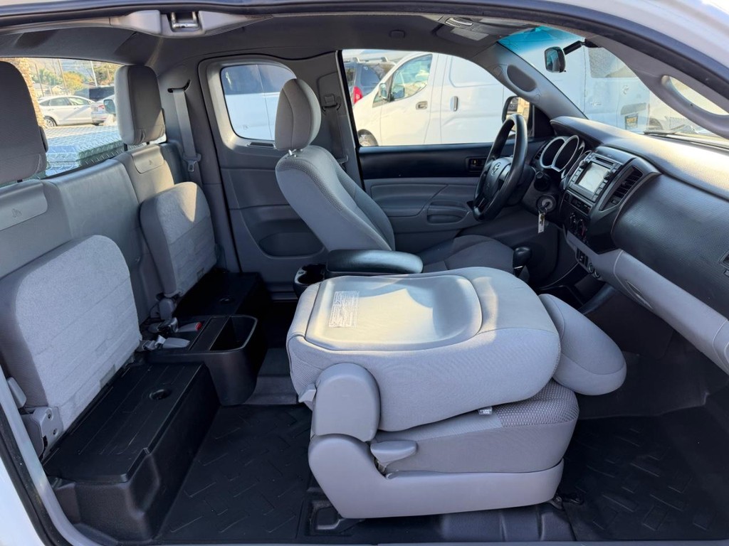 Toyota Tacoma Vehicle Full-screen Gallery Image 27