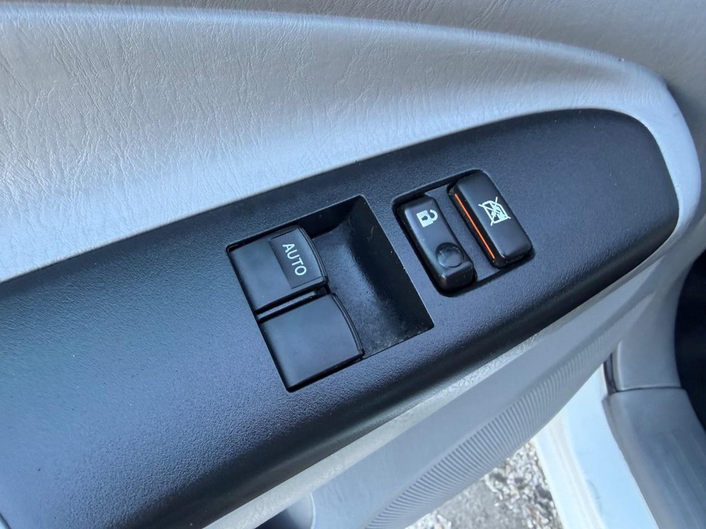 Toyota Tacoma Vehicle Full-screen Gallery Image 28