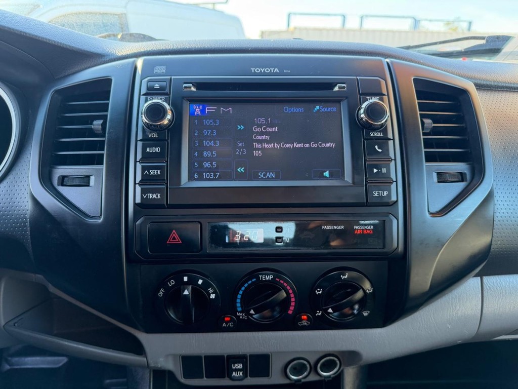 Toyota Tacoma Vehicle Full-screen Gallery Image 29