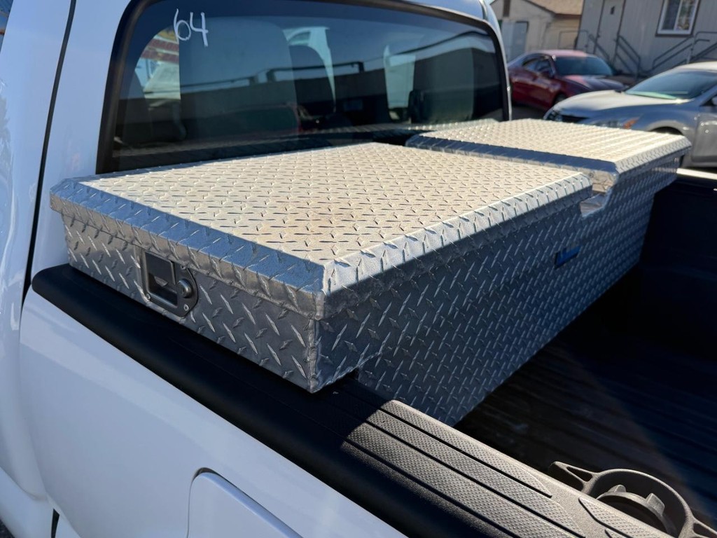 Toyota Tacoma Vehicle Full-screen Gallery Image 32