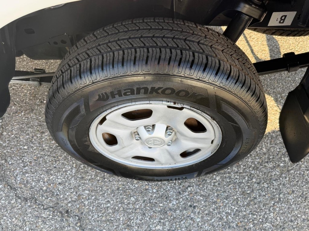 Toyota Tacoma Vehicle Full-screen Gallery Image 34