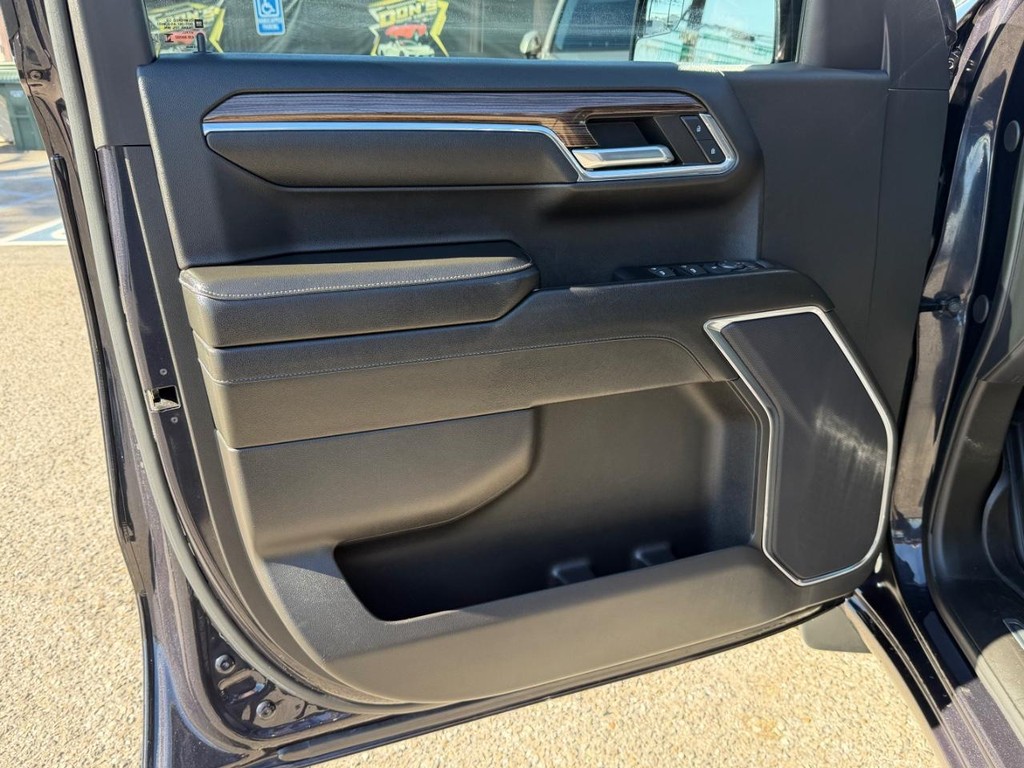 Chevrolet Silverado 1500 Vehicle Full-screen Gallery Image 15