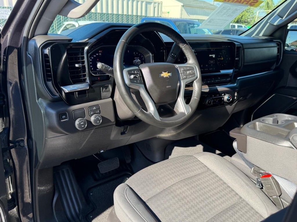 Chevrolet Silverado 1500 Vehicle Full-screen Gallery Image 16