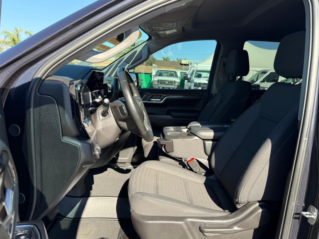 Chevrolet Silverado 1500 Vehicle Full-screen Gallery Image 17