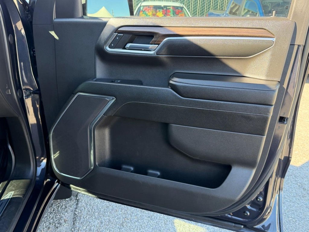 Chevrolet Silverado 1500 Vehicle Full-screen Gallery Image 19