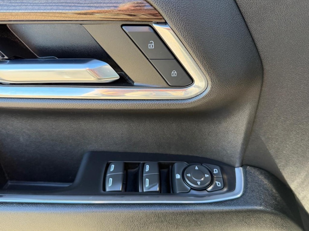 Chevrolet Silverado 1500 Vehicle Full-screen Gallery Image 30