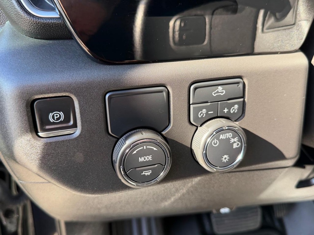 Chevrolet Silverado 1500 Vehicle Full-screen Gallery Image 31