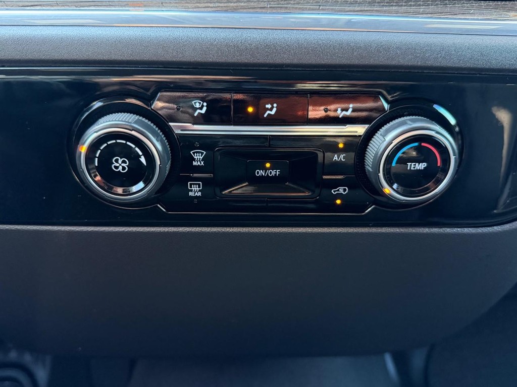 Chevrolet Silverado 1500 Vehicle Full-screen Gallery Image 32